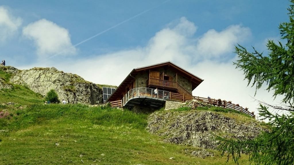 Rifugio Bertone: Tradizione Familiare in Val Veny