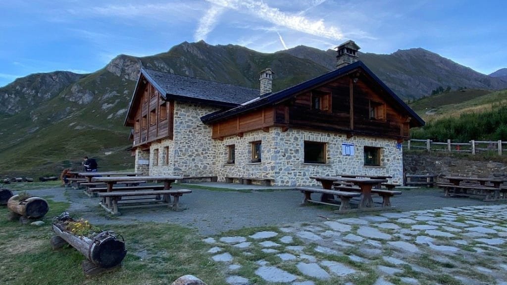 Rifugio Walter Bonatti: L'Eredità dell'Alpinismo in Val Ferret