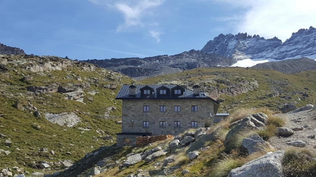Rifugio Chabod: Il Cuore del Gran Paradiso