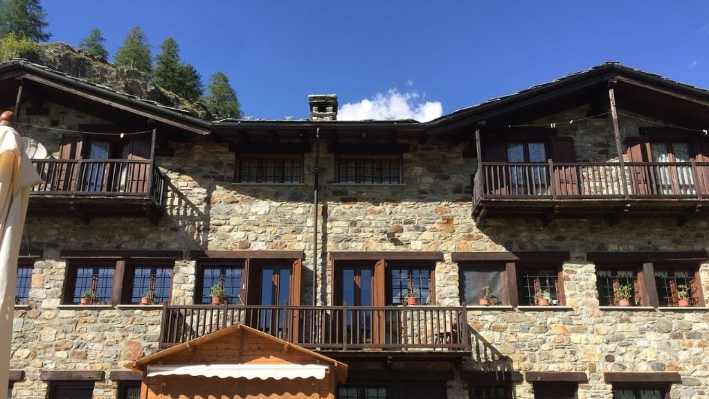 Rifugio Prarayer: L'Esperienza Autentica della Valpelline