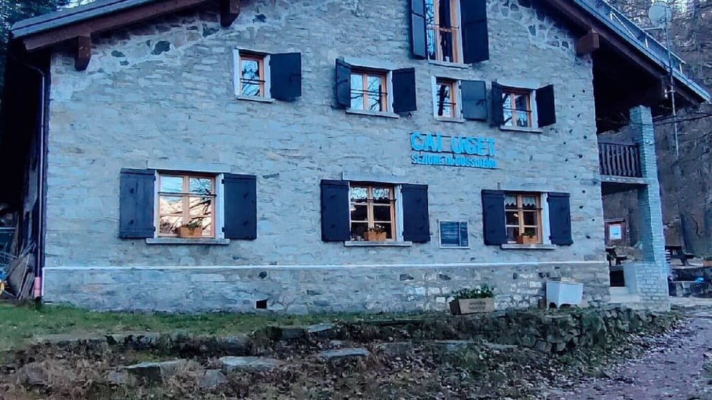 Rifugio Amprimo: Una Gemma nel Parco Orsiera Rocciavrè a 1385 m