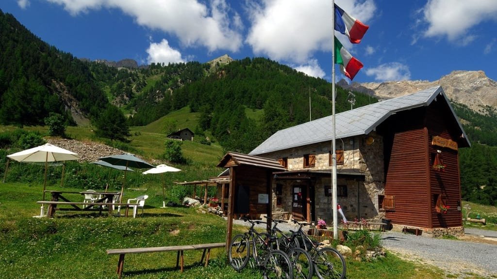 Rifugio Terzo Alpini: Storia e Natura nelle Alpi Piemontesi