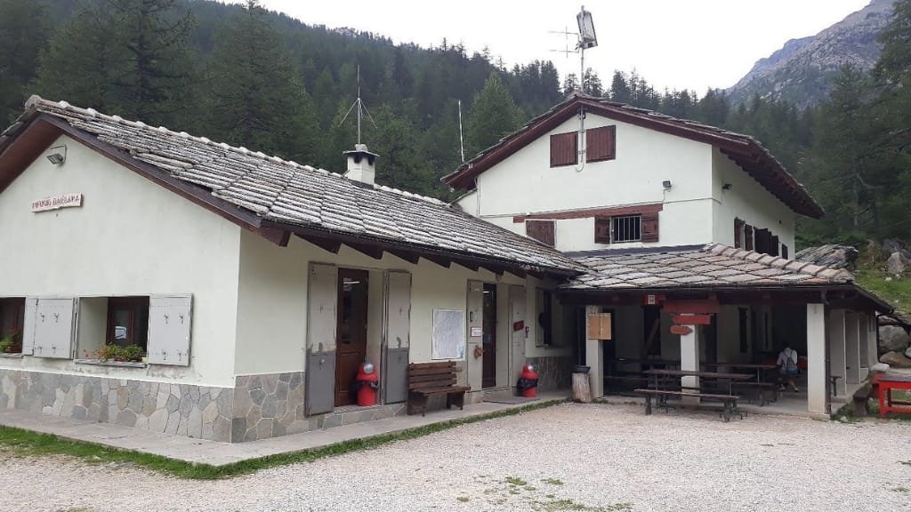 Rifugio Barbara Lowrie: Un'Esperienza Unica a Bobbio Pellice