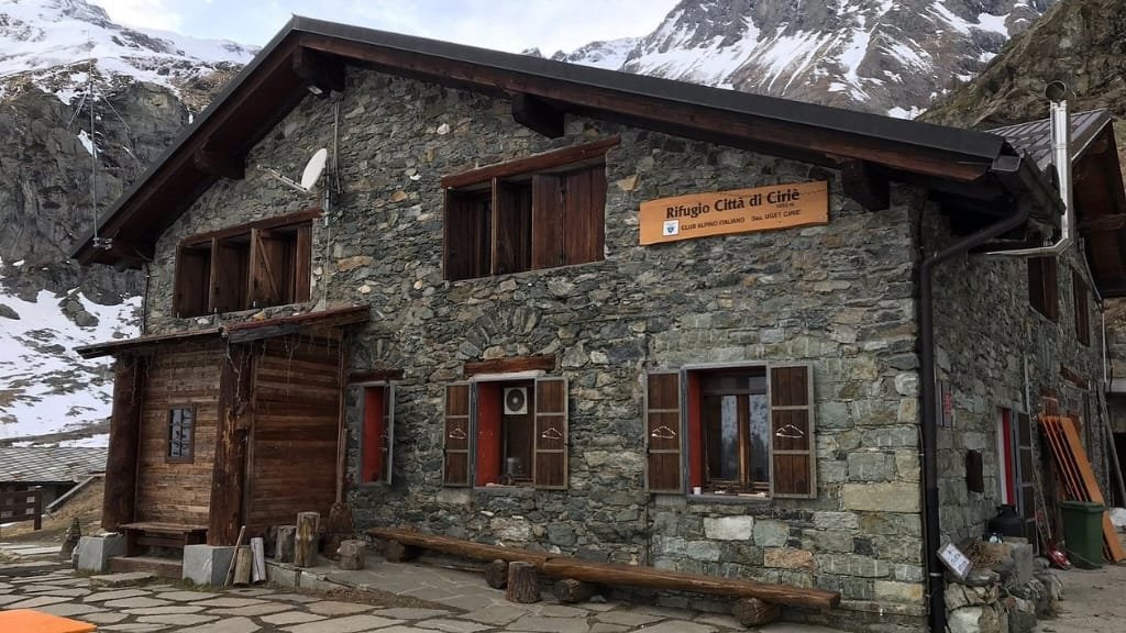 Rifugio Città di Chivasso: Comfort Sostenibile tra i Gran Paradiso Rifugi