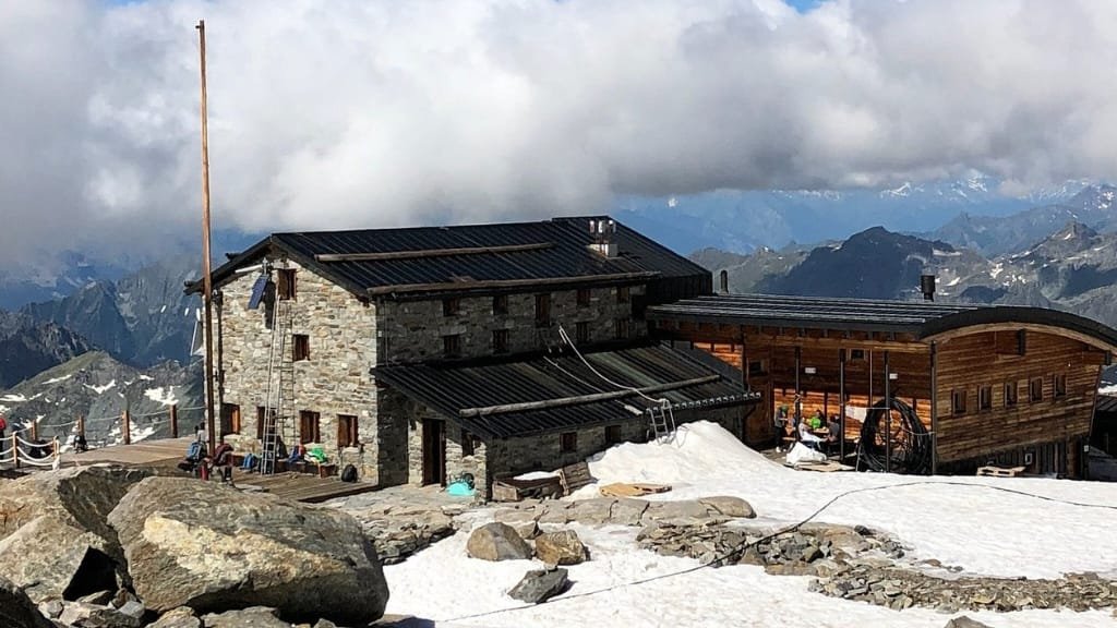 Rifugio Città di Mantova: L'Eleganza Alpina nel Cuore della Valsesia