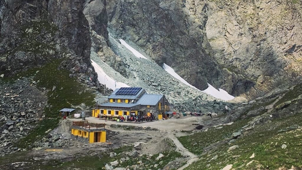 Rifugio Giacoletti: Tradizione e Modernità nelle Alpi Cuneesi