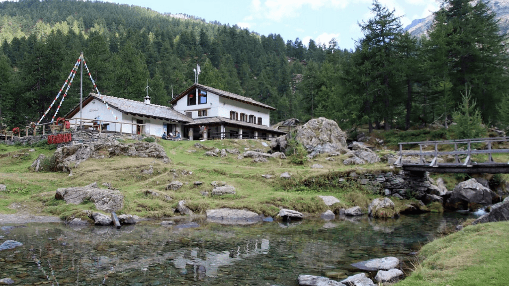 Rifugio Barbara Lowrie: Il Cuore Storico della Conca del Prà